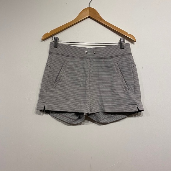 **$5 SALE** Athleta Modern Metro Grey Striped Shortie Shorts Size XS - Picture 1 of 4
